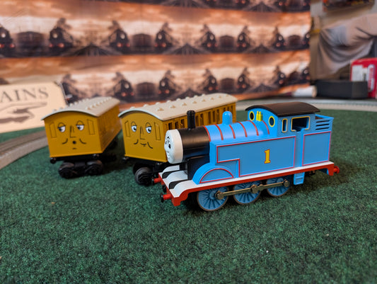Lionel 6-83510 Thomas & Friends LionChief set, Thomas with Annie and Clarabel three-quarter view
