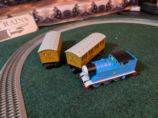Lionel 6-83510 Thomas & Friends LionChief set, Thomas with Annie and Clarabel wide view