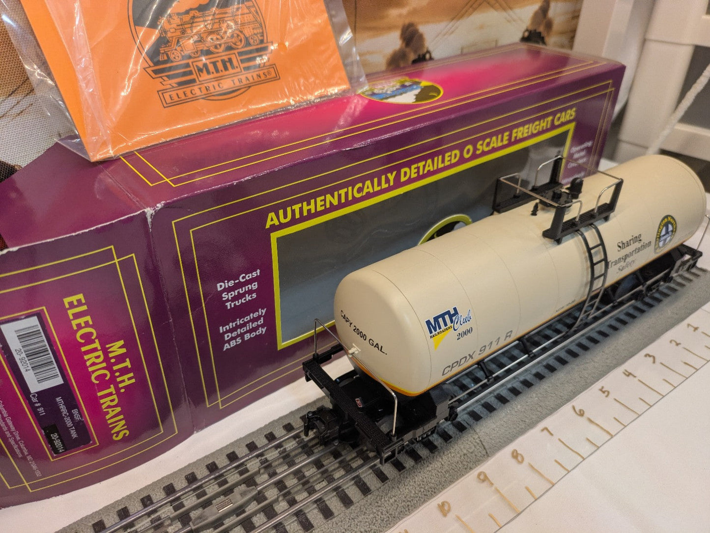 MTH 20-92014 BNSF MTH Railroaders Club 2000 tank car angled view