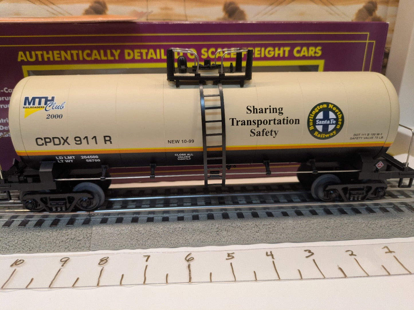 MTH 20-92014 BNSF tank car alternate side view