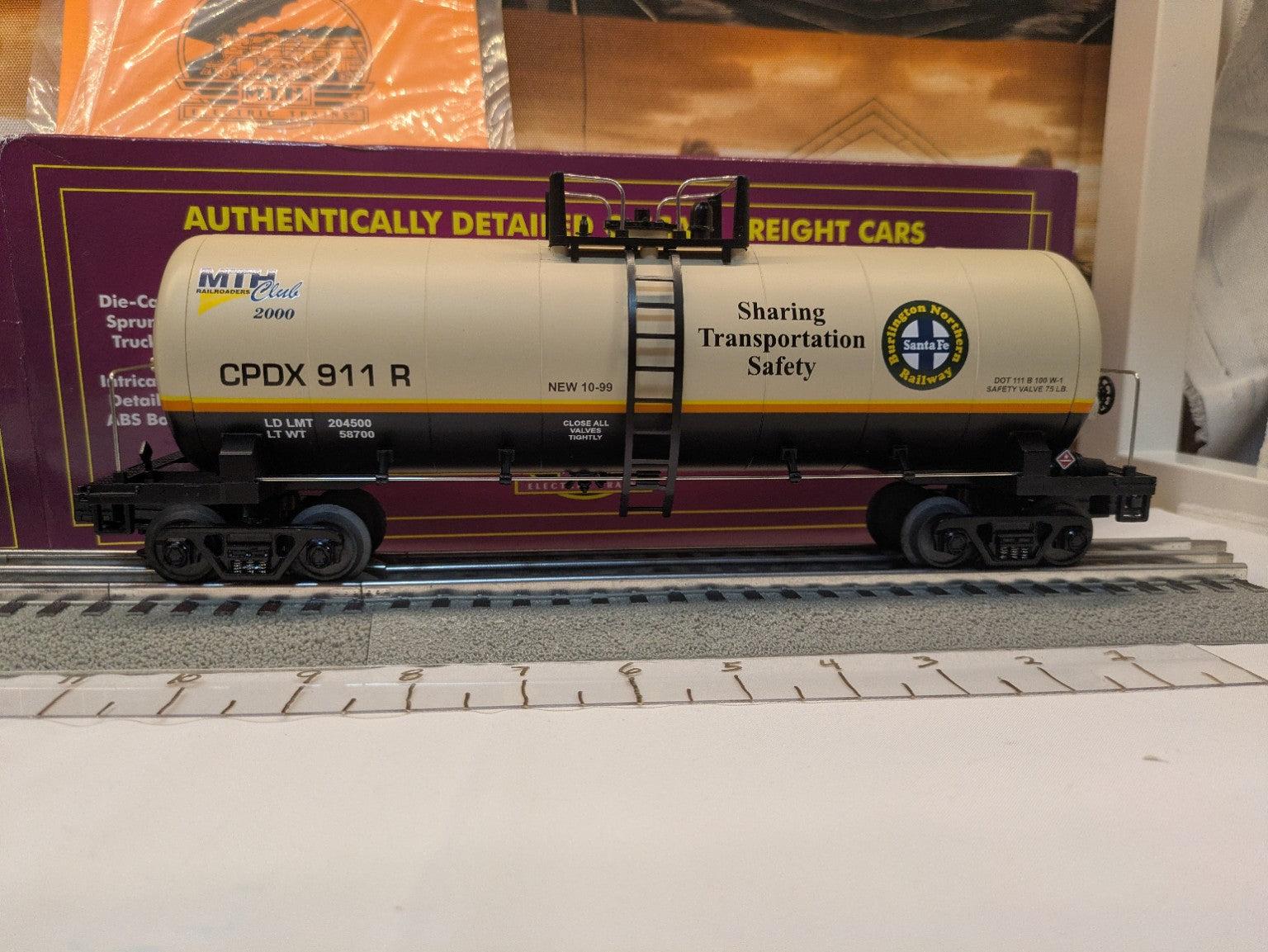 MTH 20-92014 BNSF tank car full side view