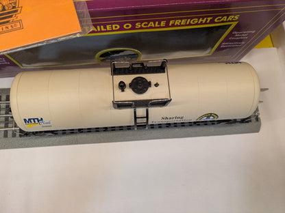 MTH 20-92014 BNSF tank car top detail view