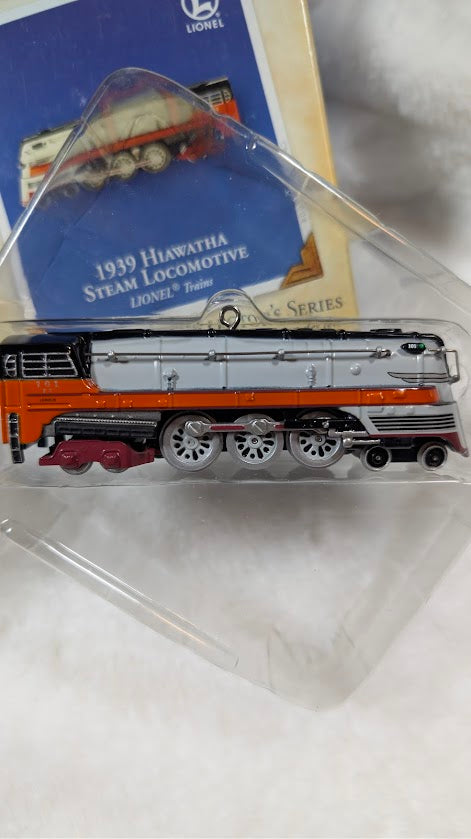 Hallmark Ornament · Milwaukee Road Hiawatha 1939 Steam Locomotive Only (2004)