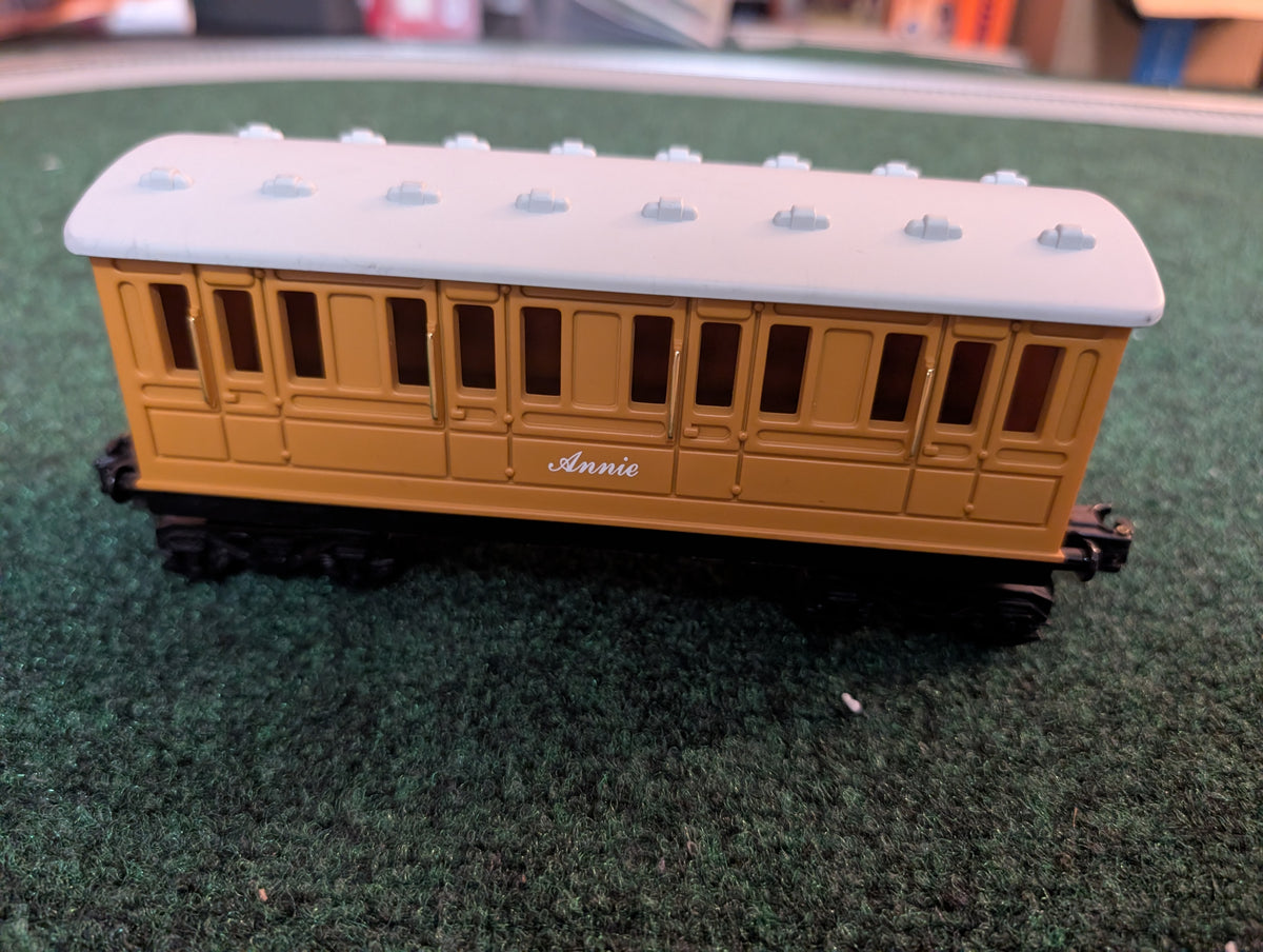 Lionel 6-83510 Thomas & Friends LionChief set, Annie coach side view
