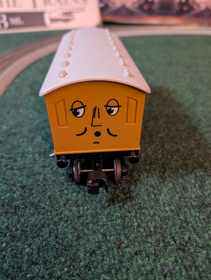 Lionel 6-83510 Thomas & Friends LionChief set, Annie coach face-end view