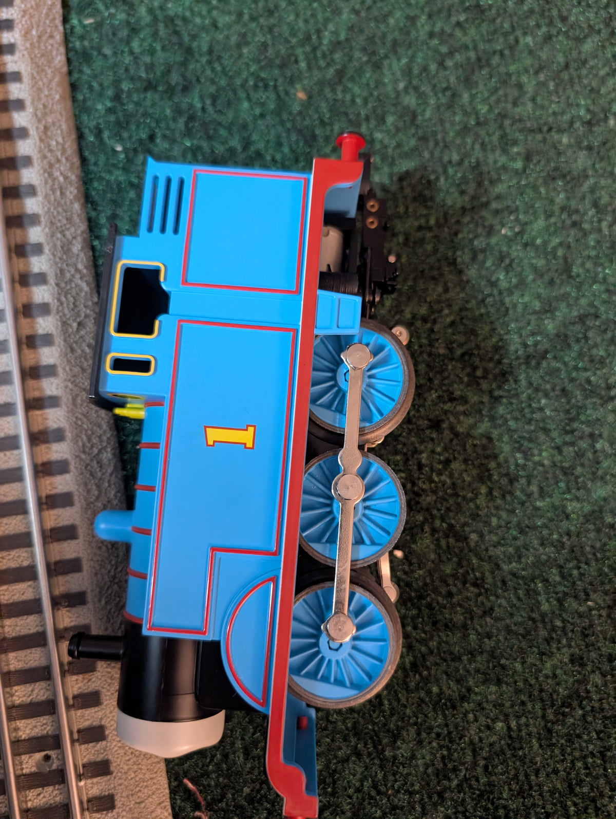 Lionel 6-83510 Thomas locomotive, wheel and side-running-gear detail