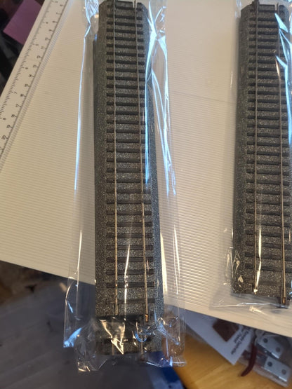 Loose Bachmann HO E-Z Track 9-inch straight sections