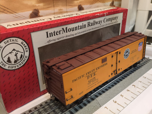 InterMountain 25302S Pacific Fruit Express refrigerator car 42475 angled view with original box