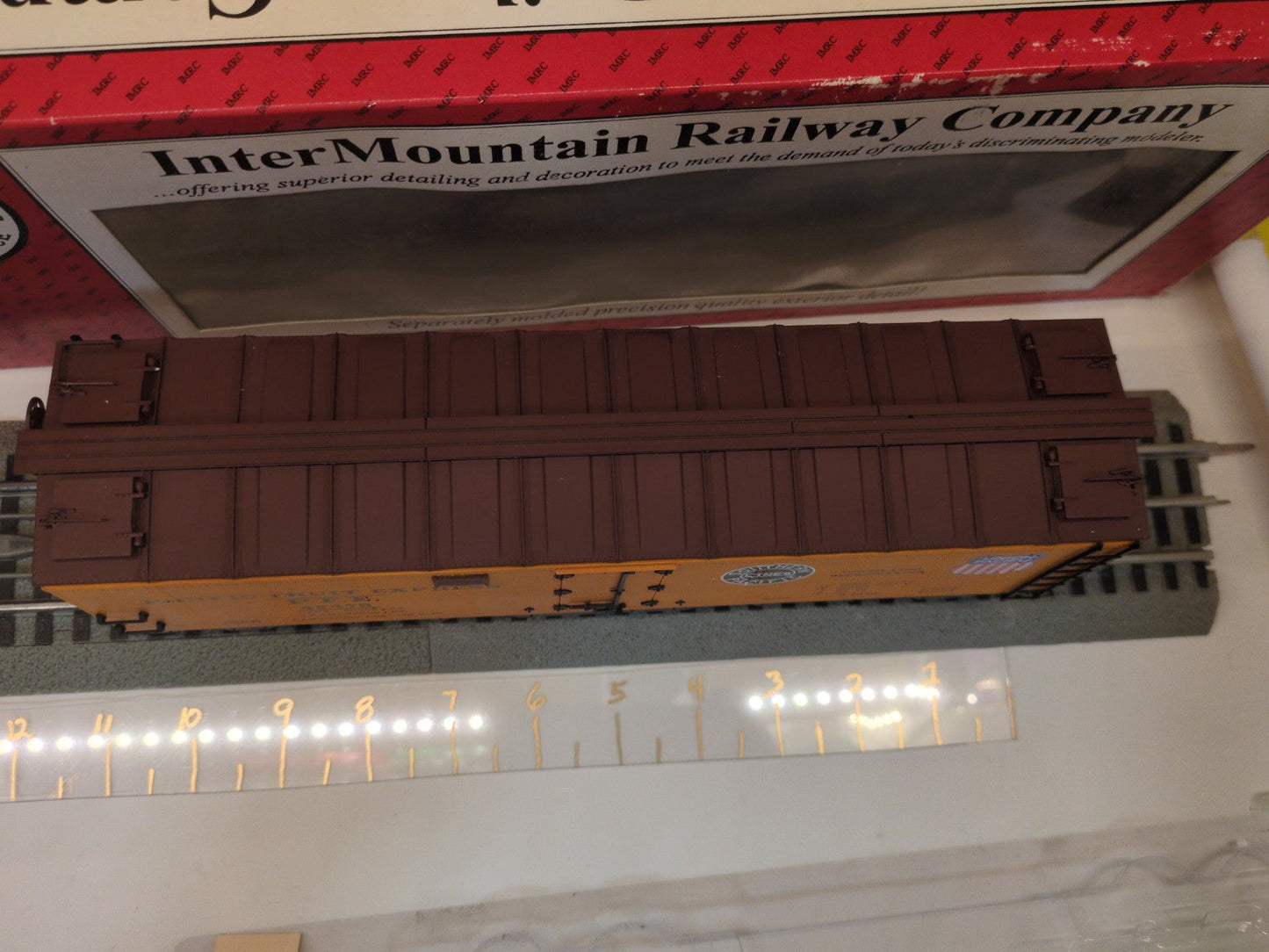 InterMountain 25302S Pacific Fruit Express refrigerator car 42475 roof detail