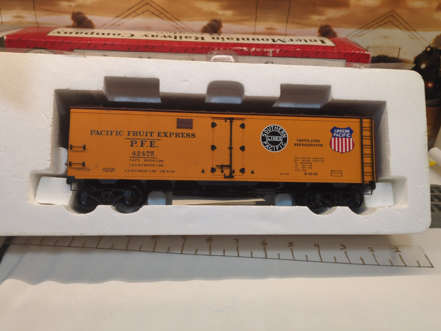 InterMountain 25302S Pacific Fruit Express refrigerator car 42475 in foam tray
