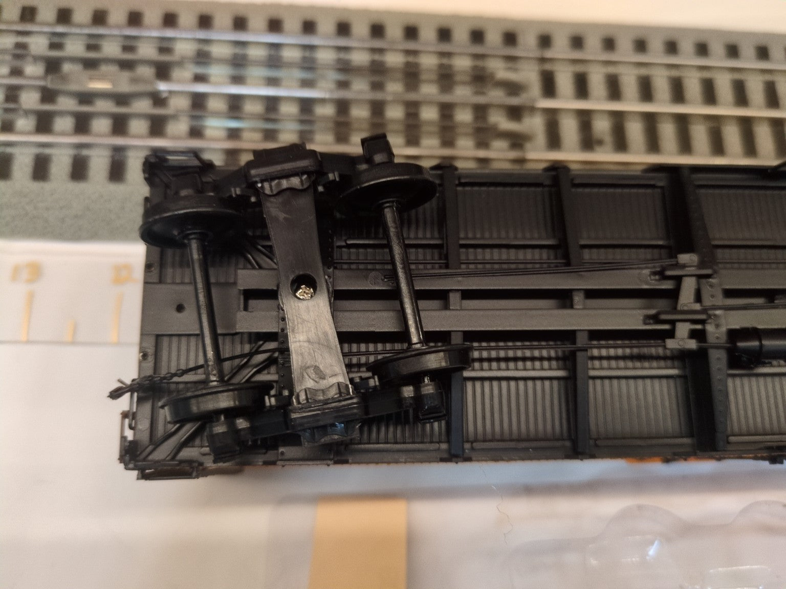 InterMountain 25302S Pacific Fruit Express refrigerator car 42475 underbody and truck detail