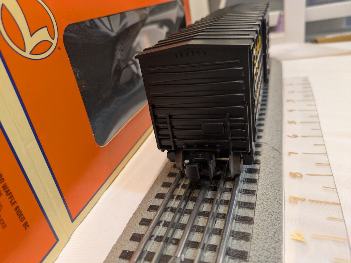 Lionel 6-15014 Seaboard System boxcar end view with operating coupler