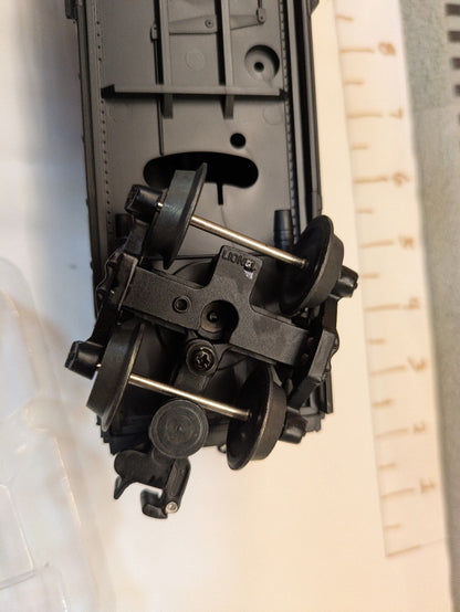 Lionel 6-15014 Seaboard System boxcar second die-cast sprung truck and operating coupler detail