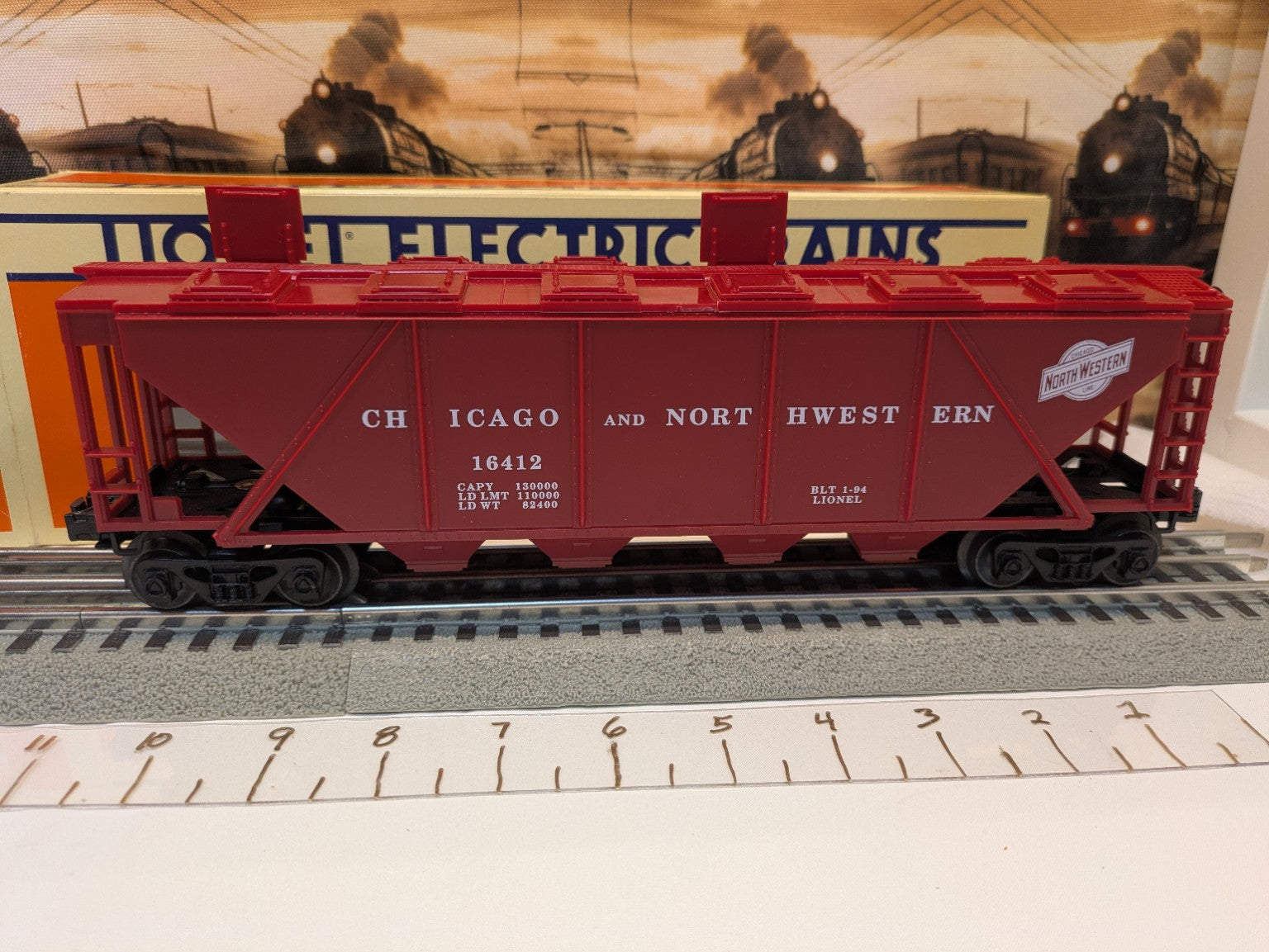 Lionel Chicago & North Western four-bay covered hopper 6-16412, broadside view