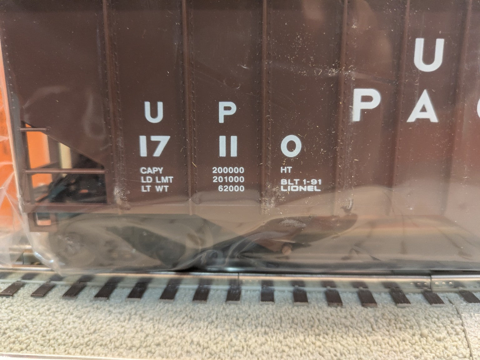 Lionel 6-17110 Union Pacific hopper reporting marks and road number detail