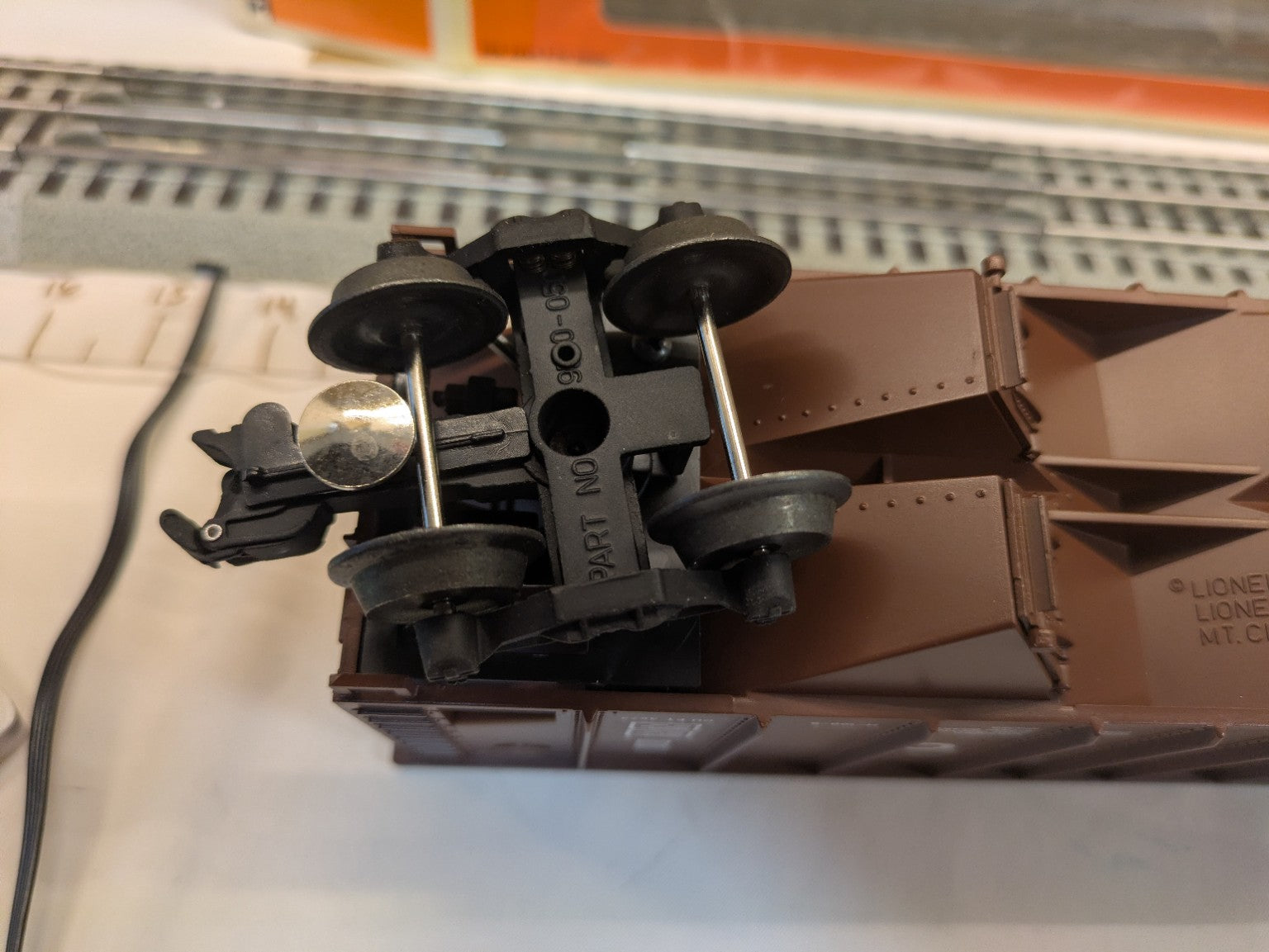 Lionel 6-17110 Union Pacific hopper second truck and operating coupler detail