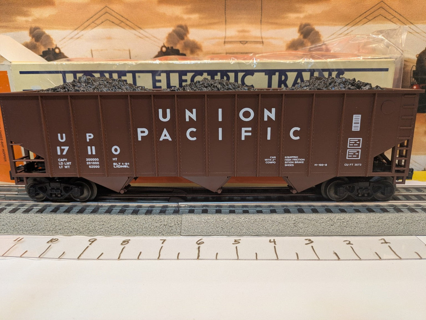 Lionel 6-17110 Union Pacific three-bay hopper car side view