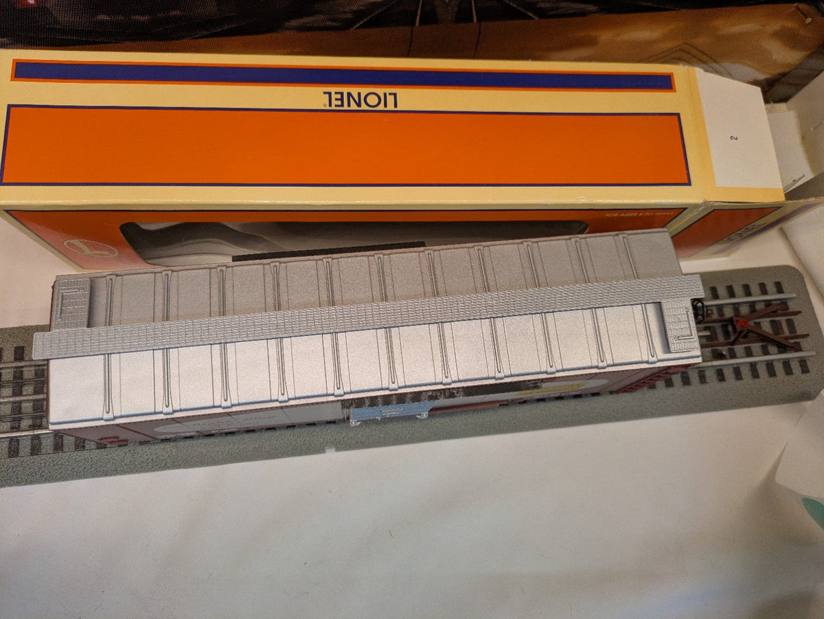 Lionel 6-17224 brown box car top view showing gray roof and roof walk