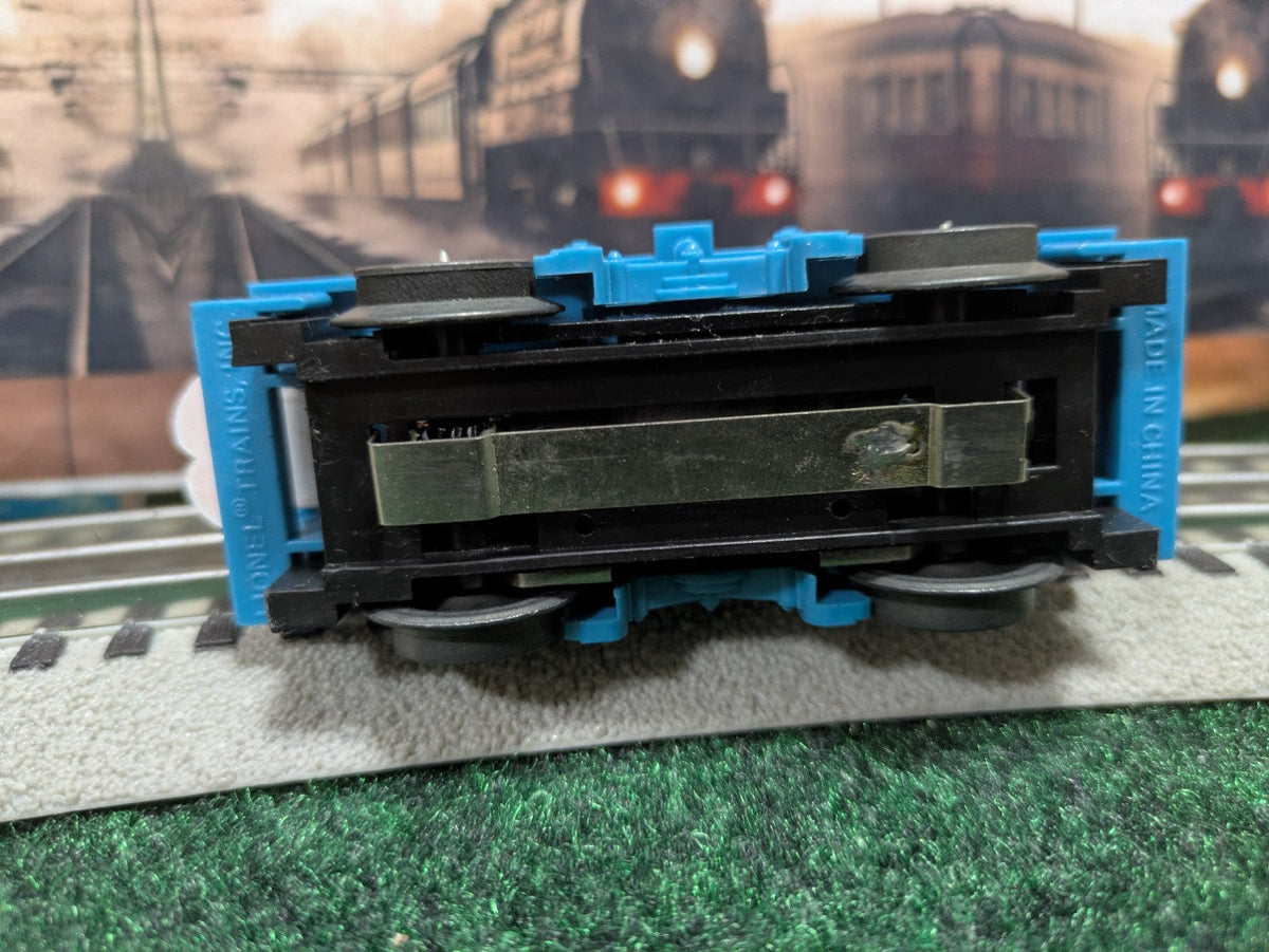 Lionel 6-18413 Charlie Brown and Lucy Hand Car, underside view showing metal pickup