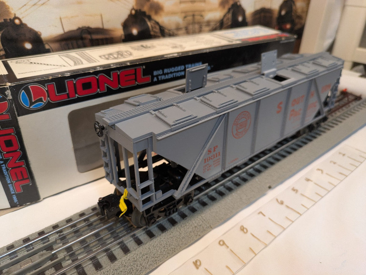 Lionel 6-19311 Southern Pacific gray covered hopper, three-quarter view with Lionel box behind