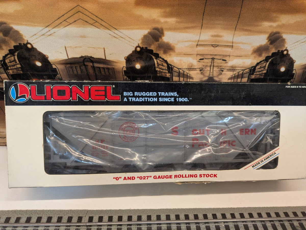 Lionel 6-19311 Southern Pacific gray covered hopper visible inside a Lionel window box