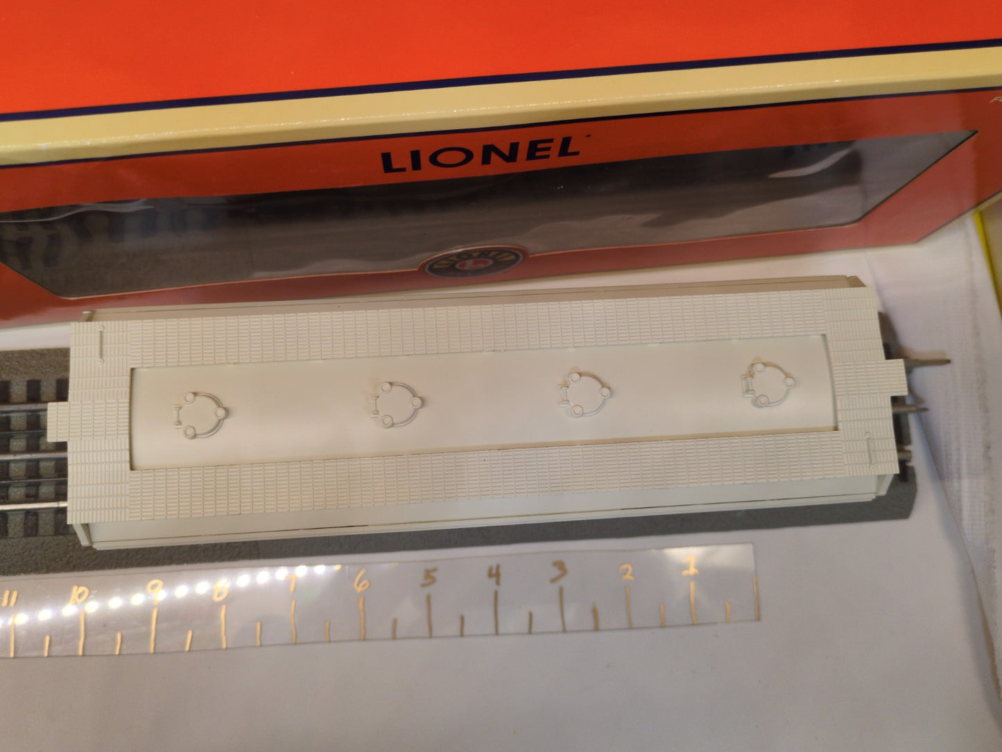 Lionel 6-19366 Santa’s Little Hopper top view showing white roof hatches