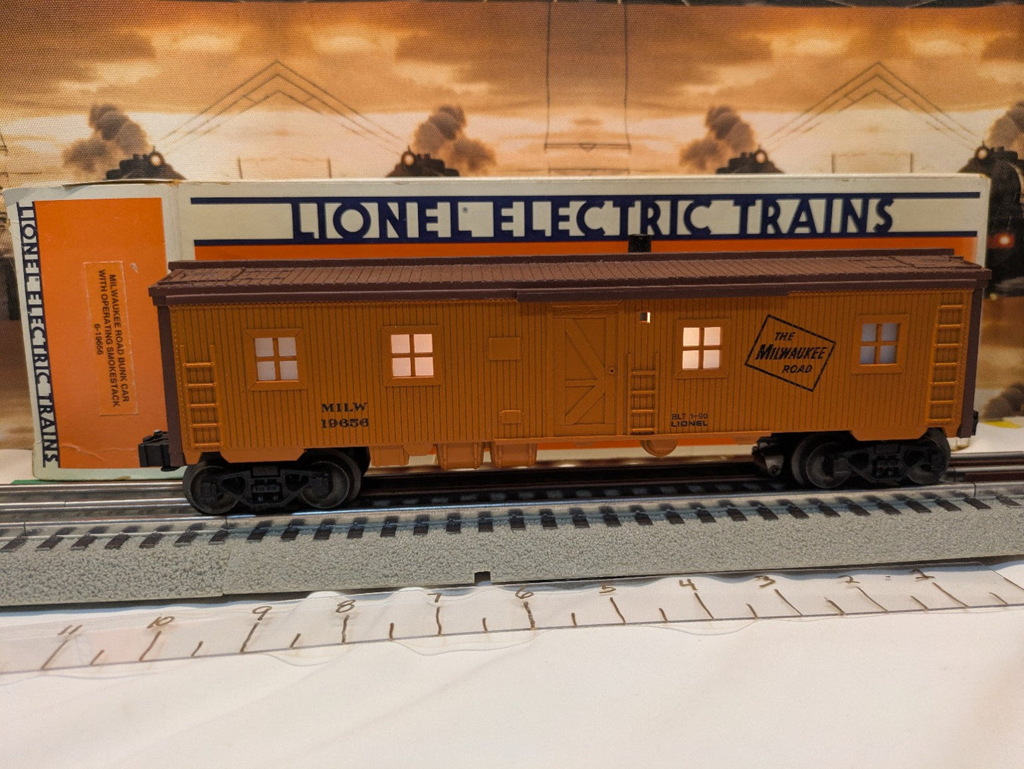 Lionel 6-19656 Milwaukee Road brown bunk car broadside with original box