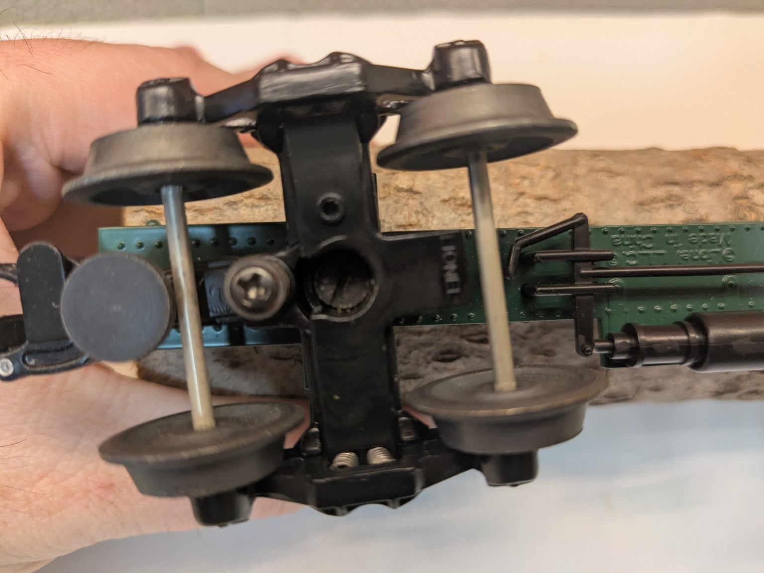 Lionel 6-29449 Weyerhaeuser skeleton log car underside and sprung truck detail