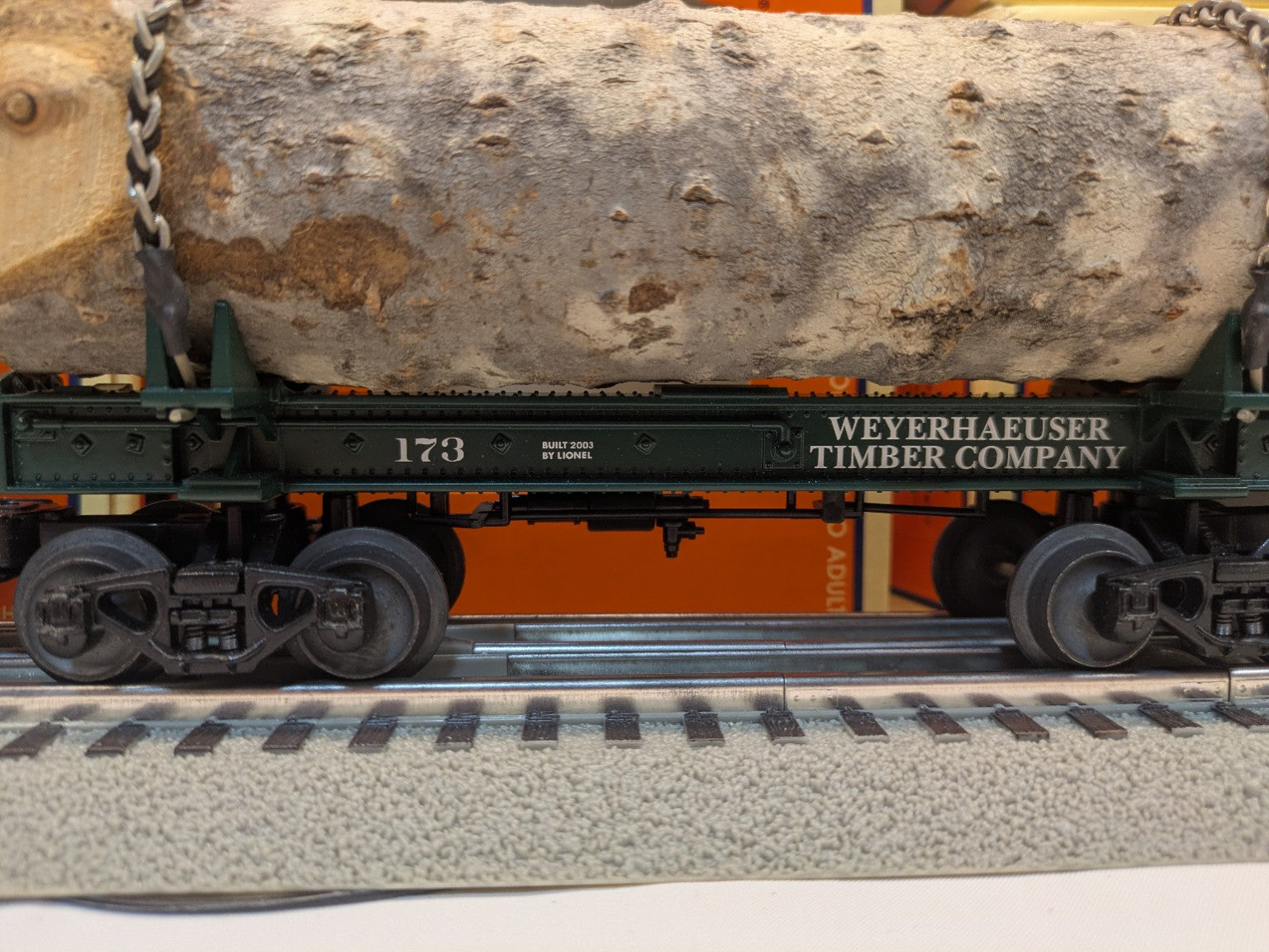 Lionel 6-29449 Weyerhaeuser Timber Company skeleton log car 173 side view