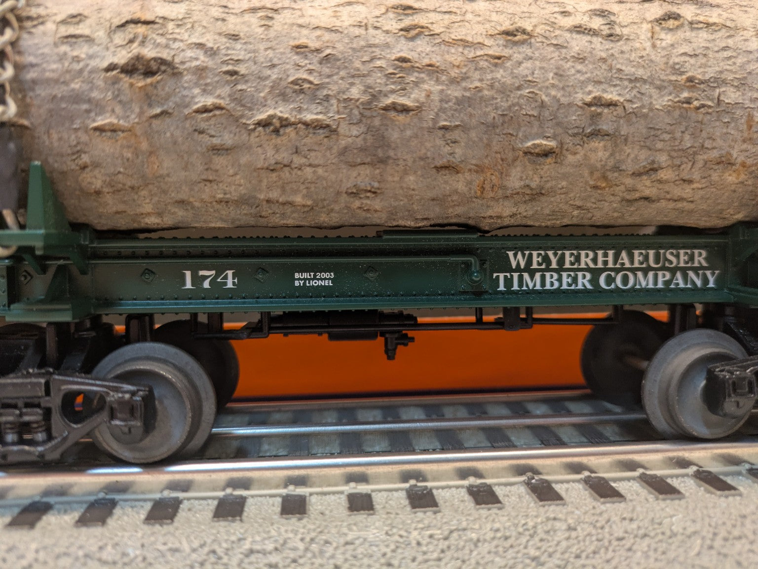 Lionel 6-29449 Weyerhaeuser Timber Company skeleton log car 174 side view