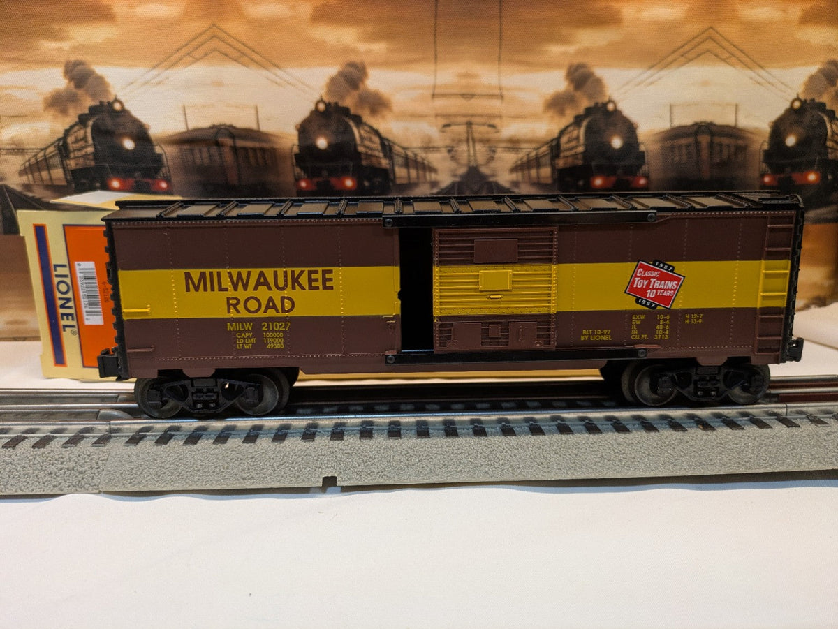 Lionel 6-52126 Milwaukee Road boxcar full side view with sliding door open and original box, brown and yellow
