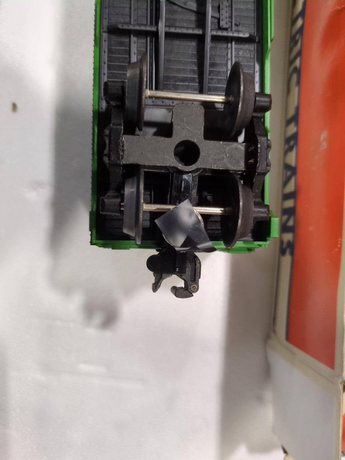Lionel 6-6239 Burlington Northern boxcar underframe and coupler detail