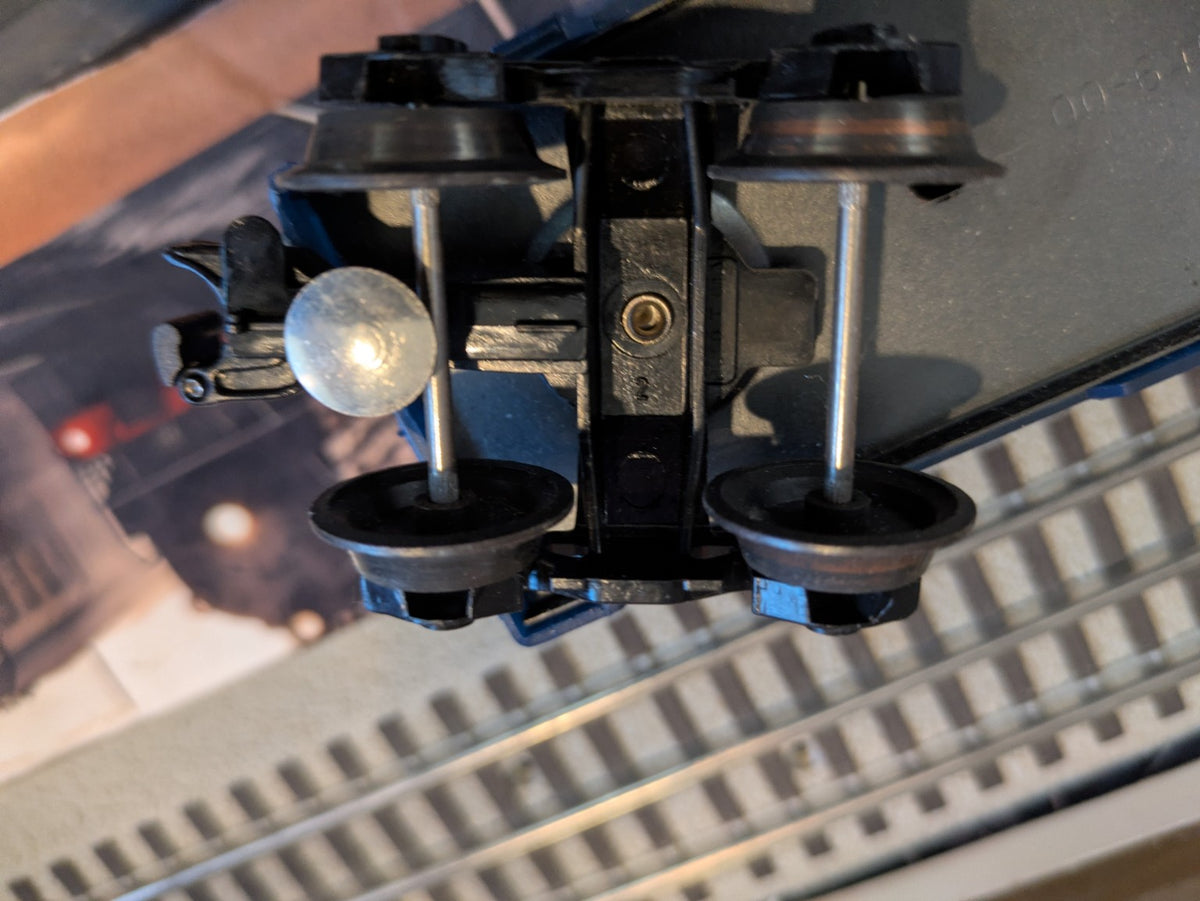 Lionel 6-9319 truck and operating coupler detail at opposite end