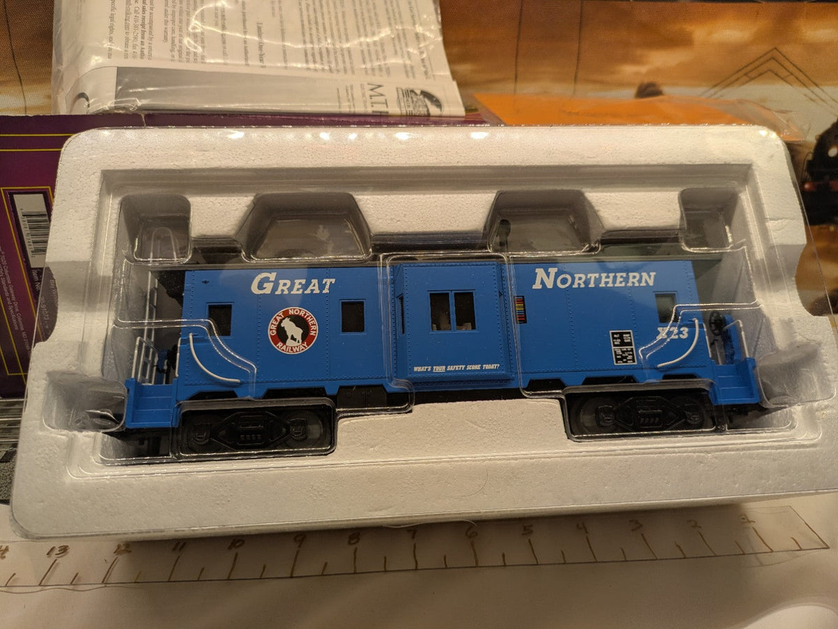 MTH 20-91073 Great Northern X23 blue bay-window caboose in molded packaging