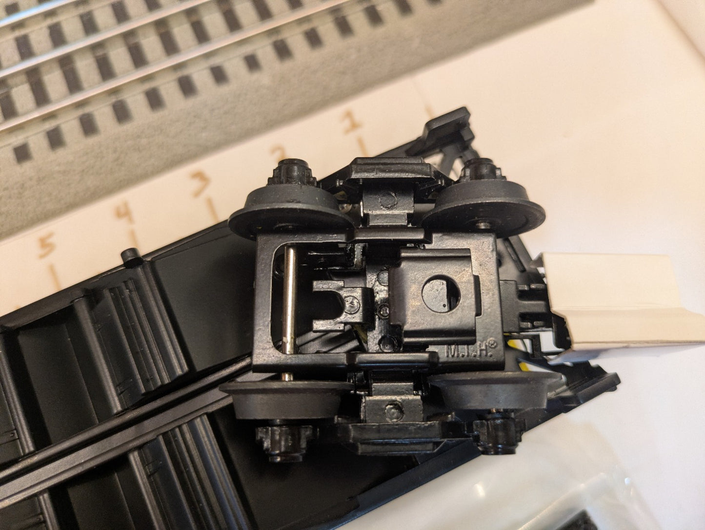 MTH Premier 20-97841 second die-cast sprung truck and operating coupler detail