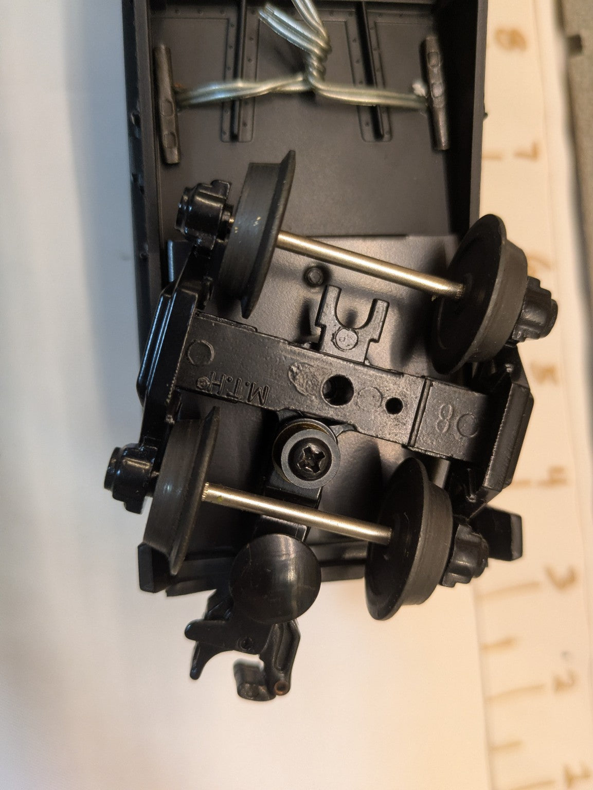 MTH 30-76039 underside truck, wheelset, and coupler detail