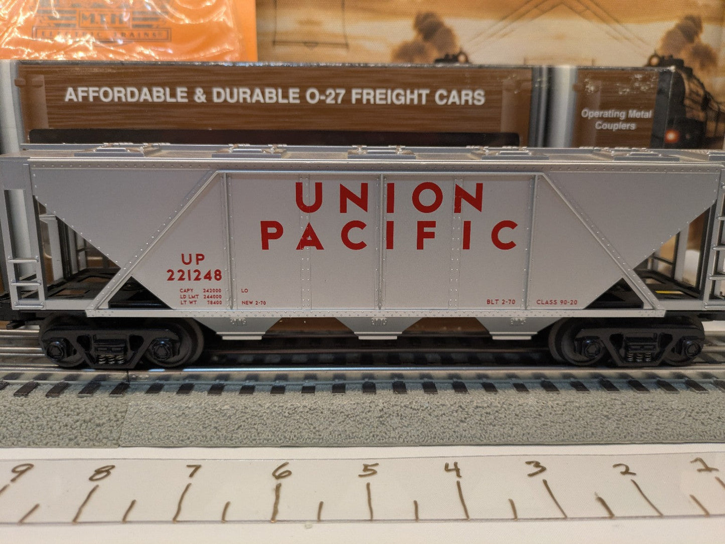 MTH Rugged Rails 33-7503 Union Pacific covered hopper, broadside detail
