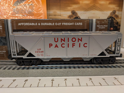 MTH Rugged Rails 33-7503 Union Pacific 3-bay covered hopper, full side view
