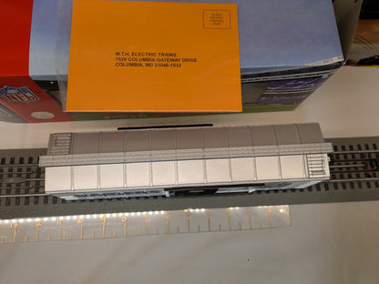 MTH Rail King 30-74265 Oakland Raiders boxcar, top view showing silver roof panels and side ladders
