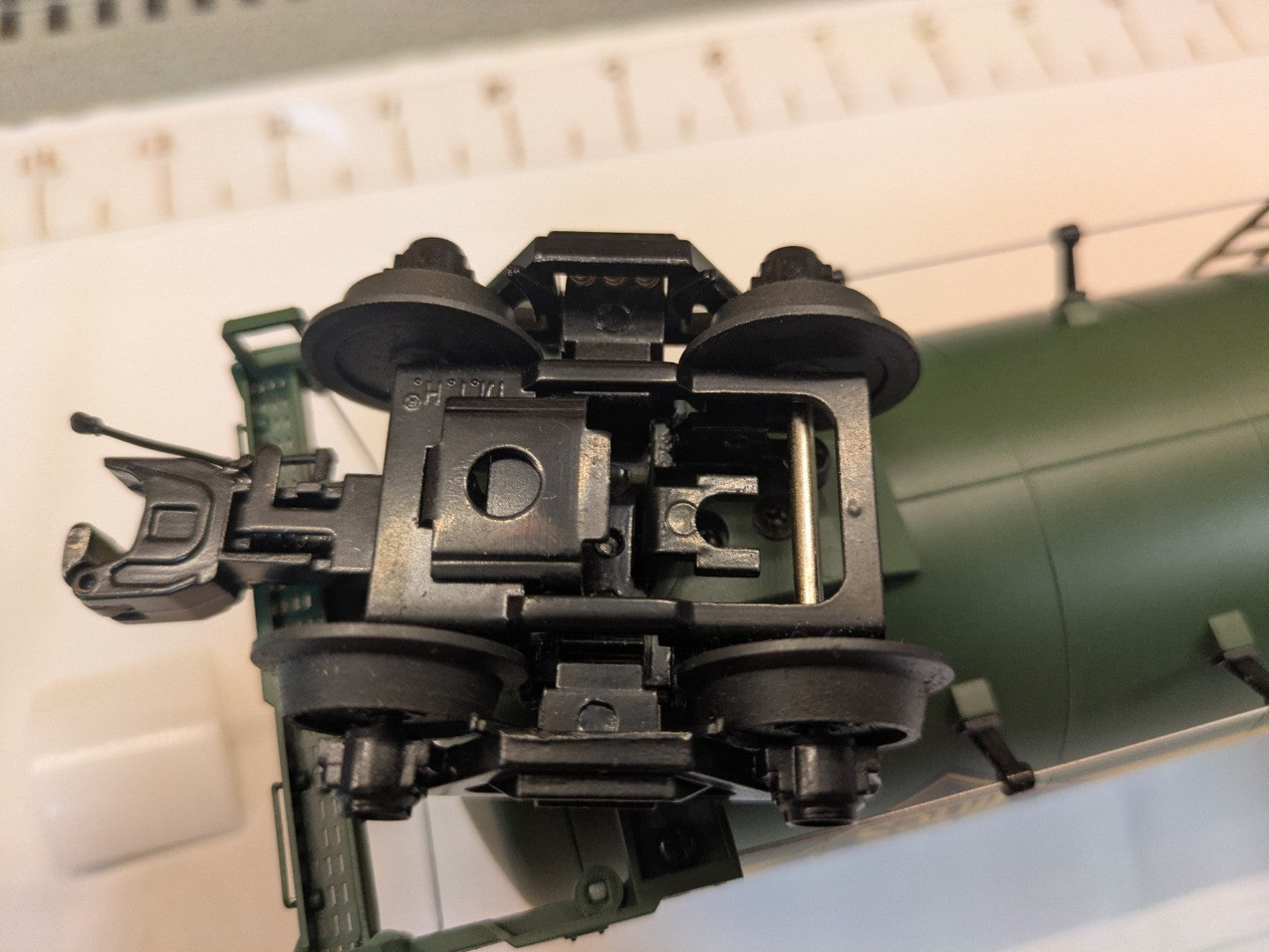 MTH Reading Tank Car 20-96141 undercarriage and coupler