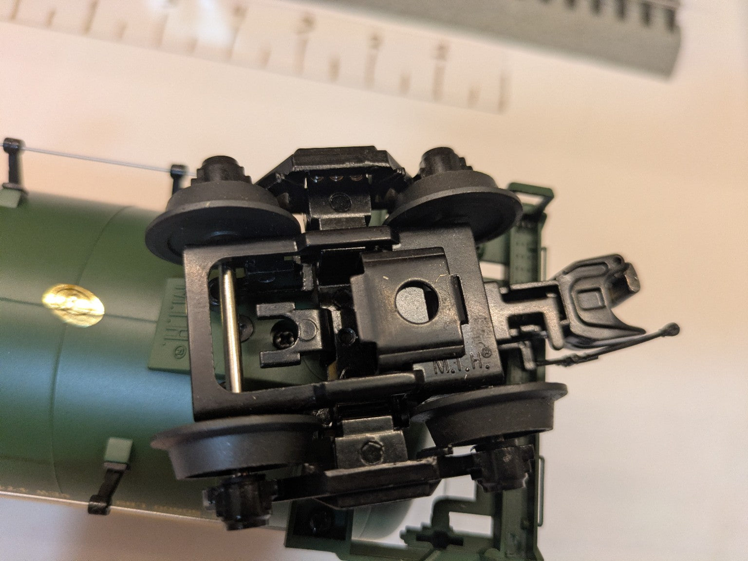 MTH Reading Tank Car 20-96141 undercarriage and coupler