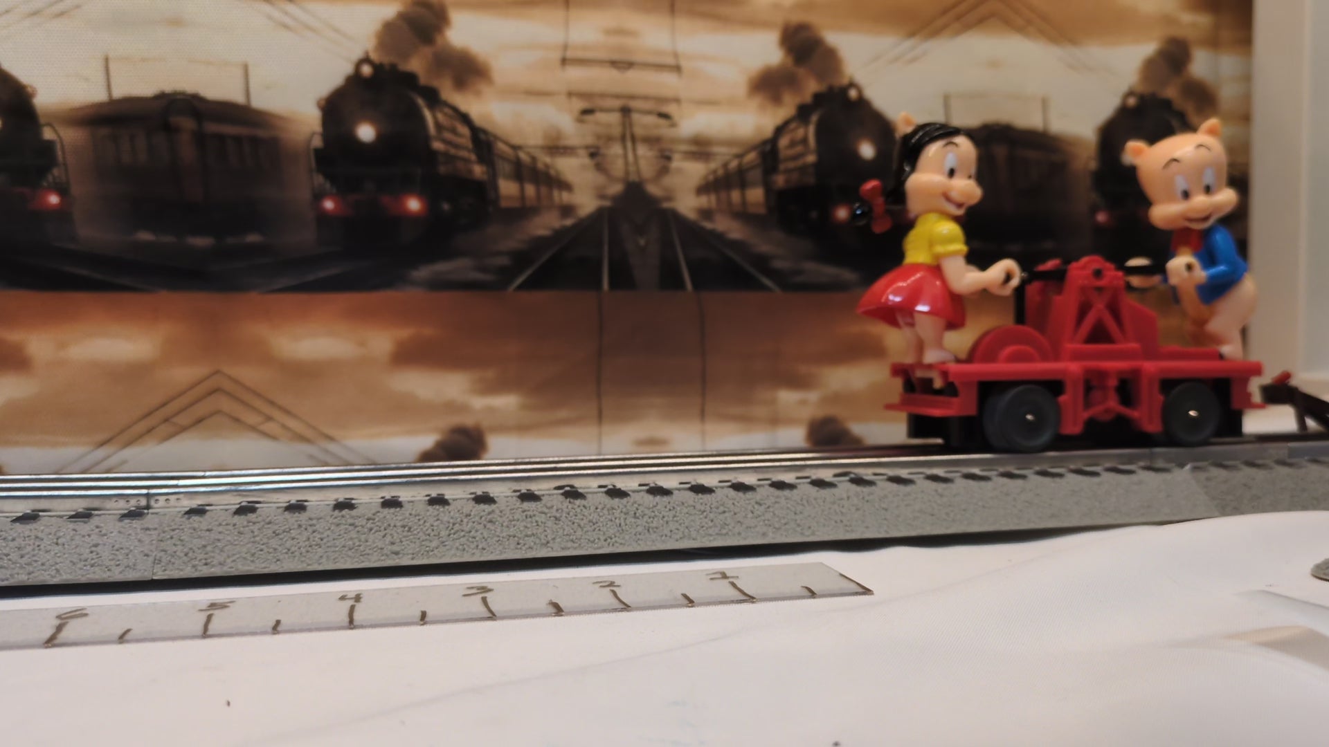 Lionel Porky & Petunia Operating Handcar 6-18434