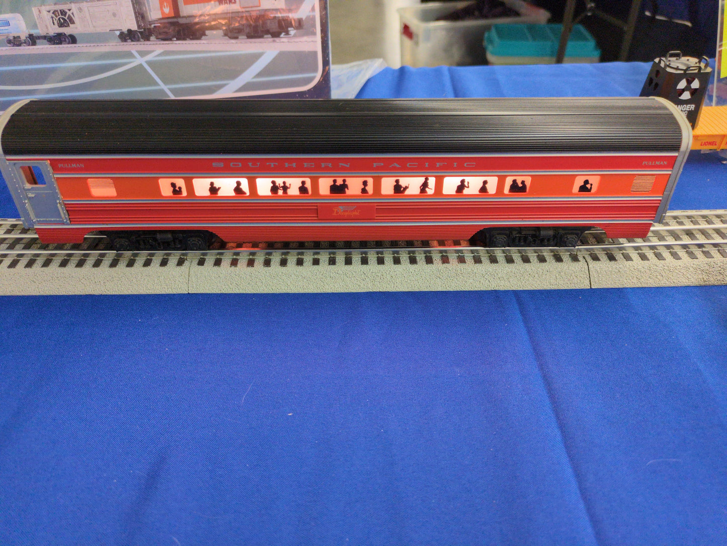 Front view of Lionel 6-9592 Southern Pacific Daylight coach car