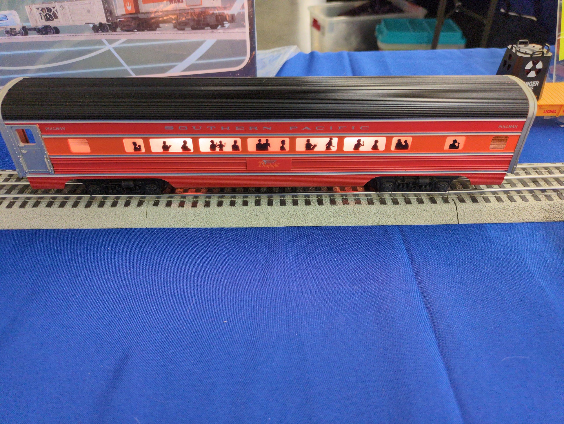Front view of Lionel 6-9592 Southern Pacific Daylight coach car
