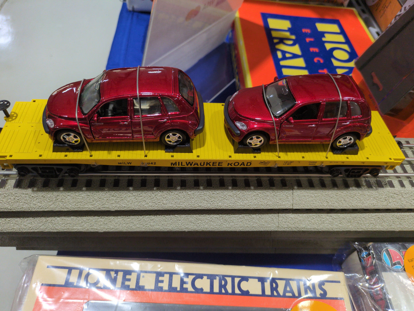 MTH RailKing Milwaukee Road Flatcar with PT Cruisers 30-76351