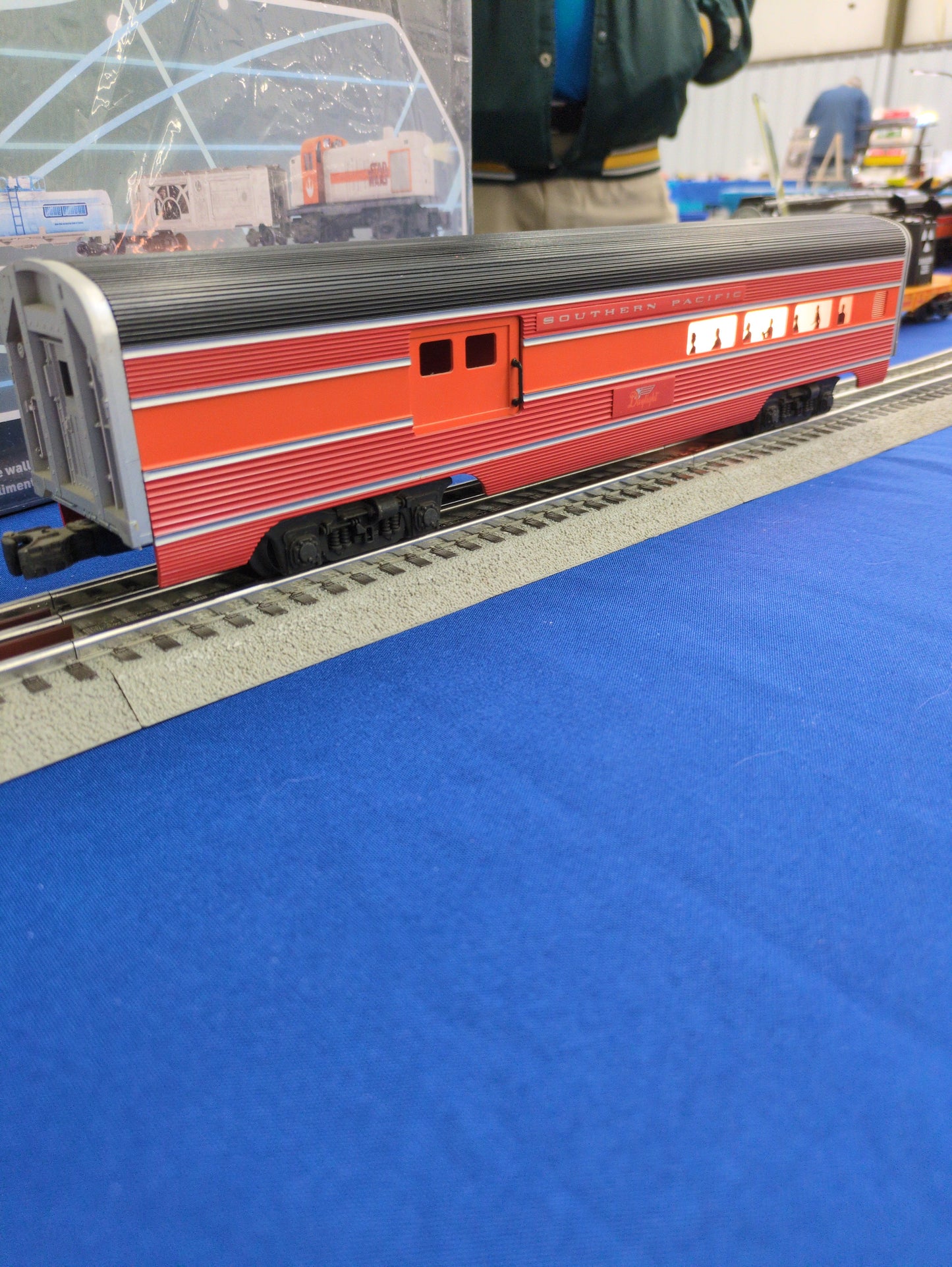 Front view of Lionel 6-9590 Southern Pacific Daylight combo car