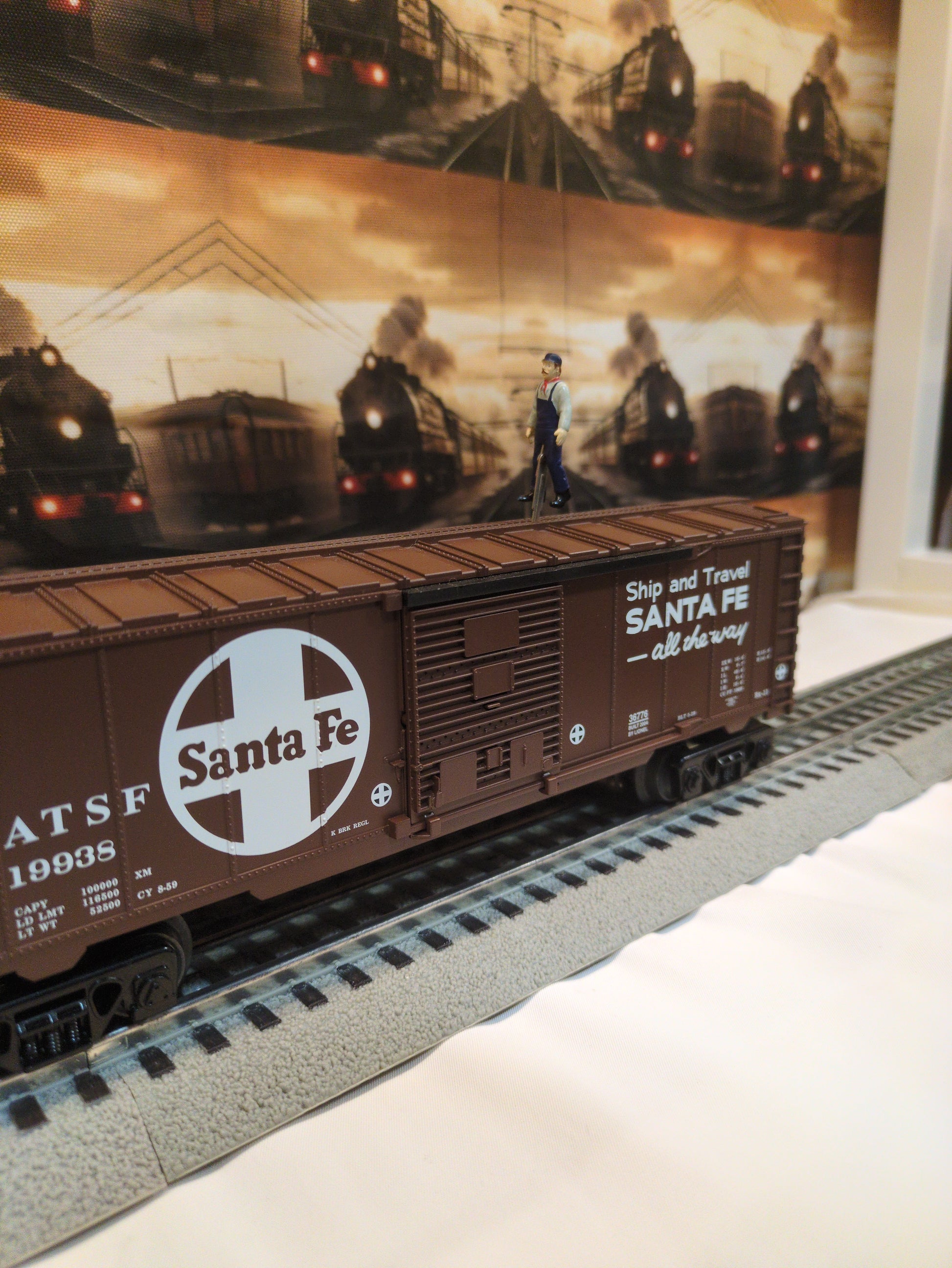 Lionel 6-36776 Santa Fe Walking Brakeman Box Car 