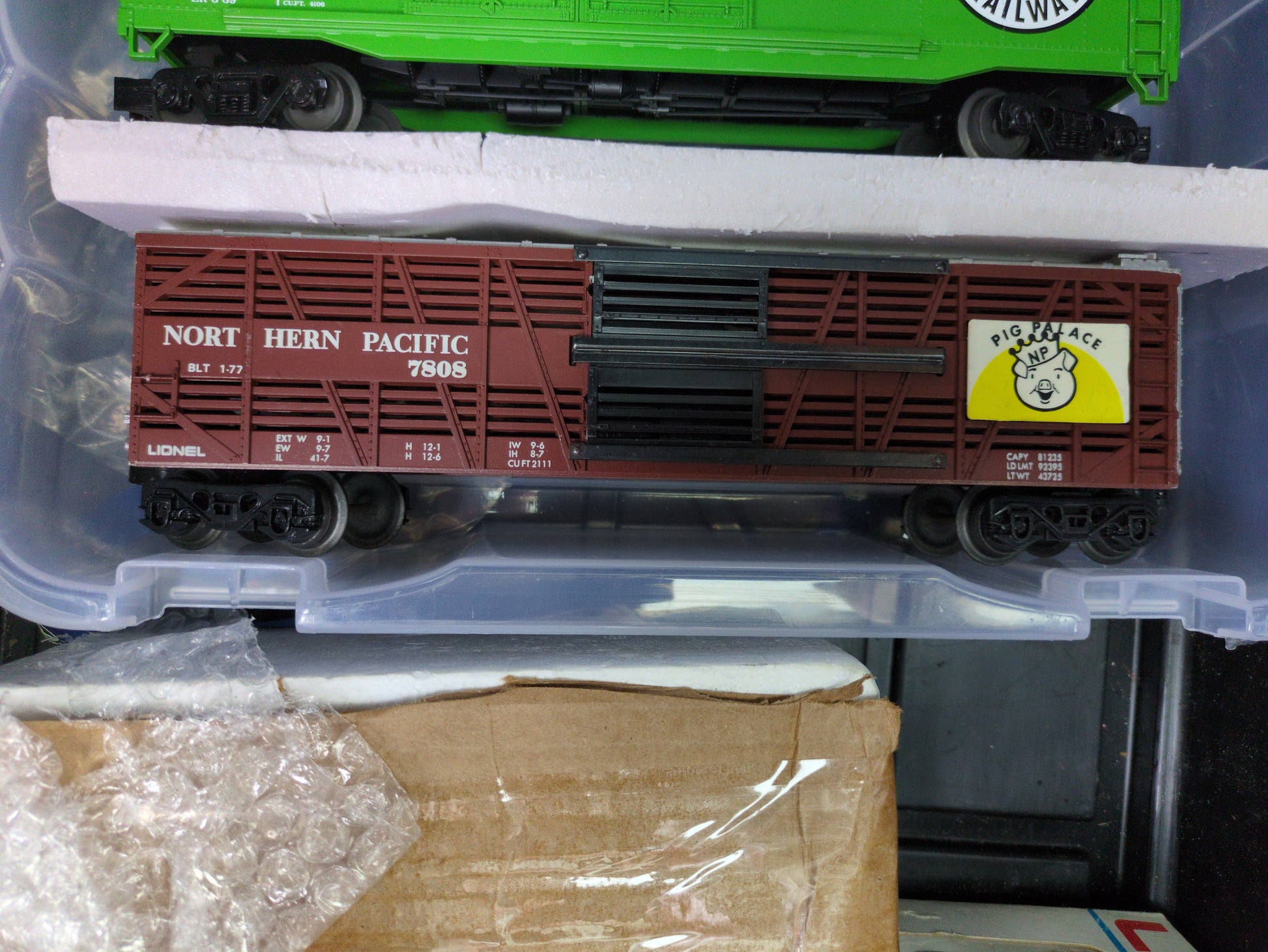 Lionel 6-7808 Northern Pacific Pig Palace Stock Car 