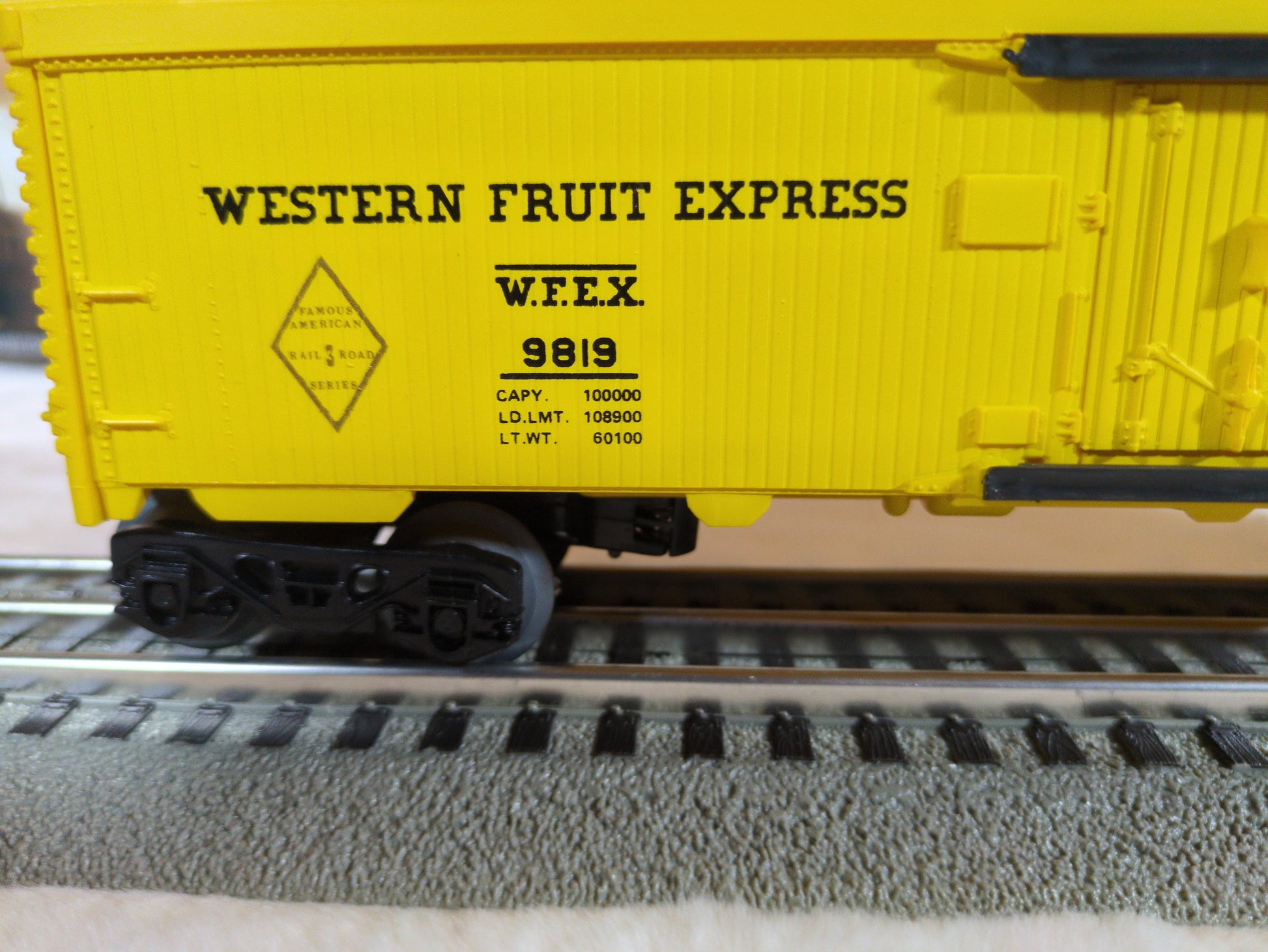 Lionel Great Northern Refrigerator Car 6-9819