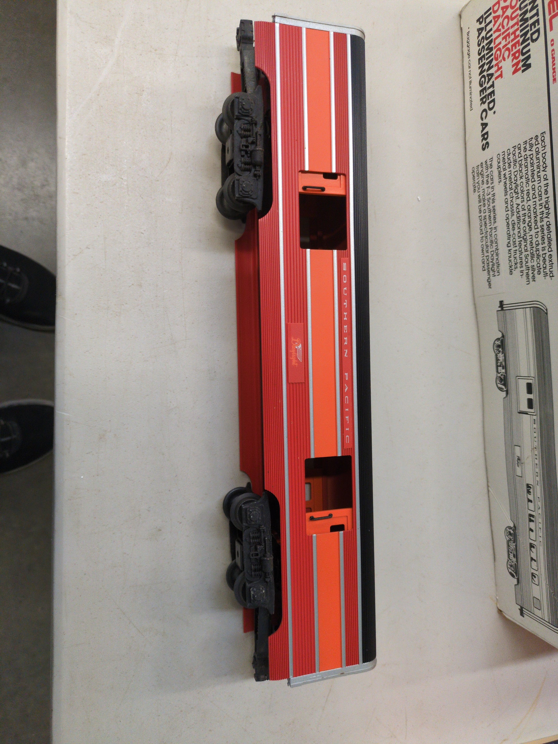 Lionel Southern Pacific Daylight Baggage Car 6-9589